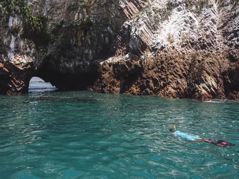 Natural sea arch and turquoise water at Isla Farallón